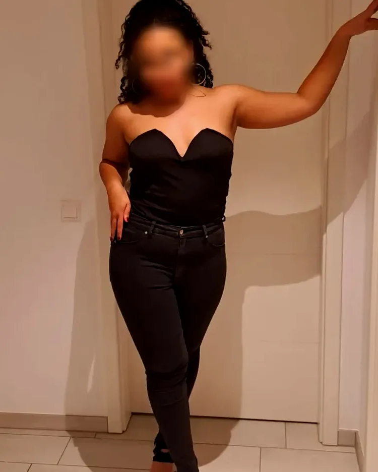 Lara, 27