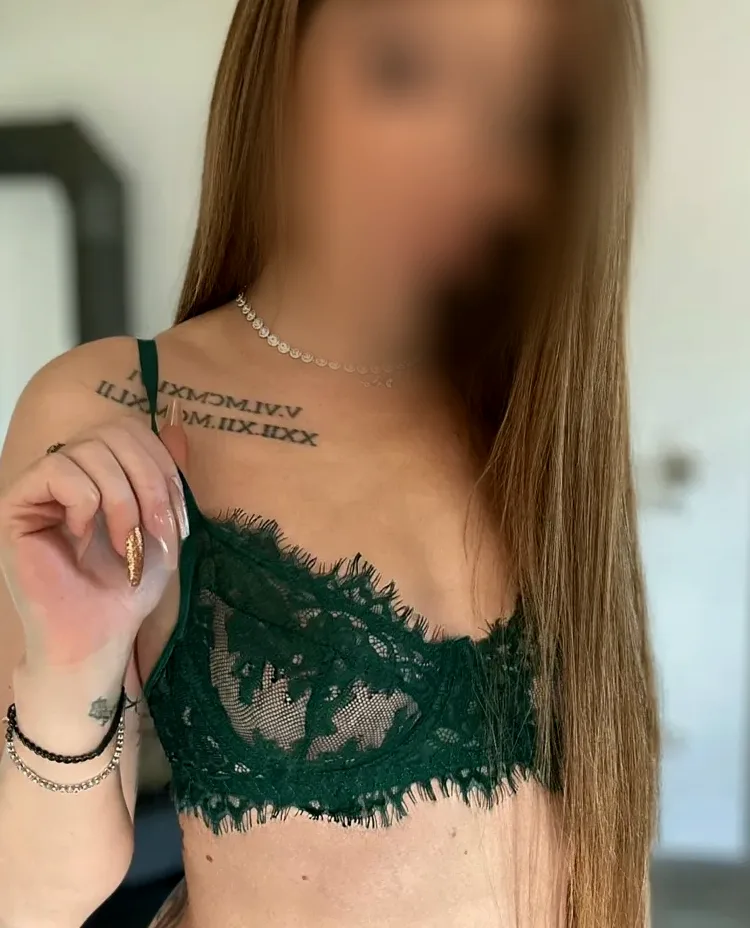 Mia, 32